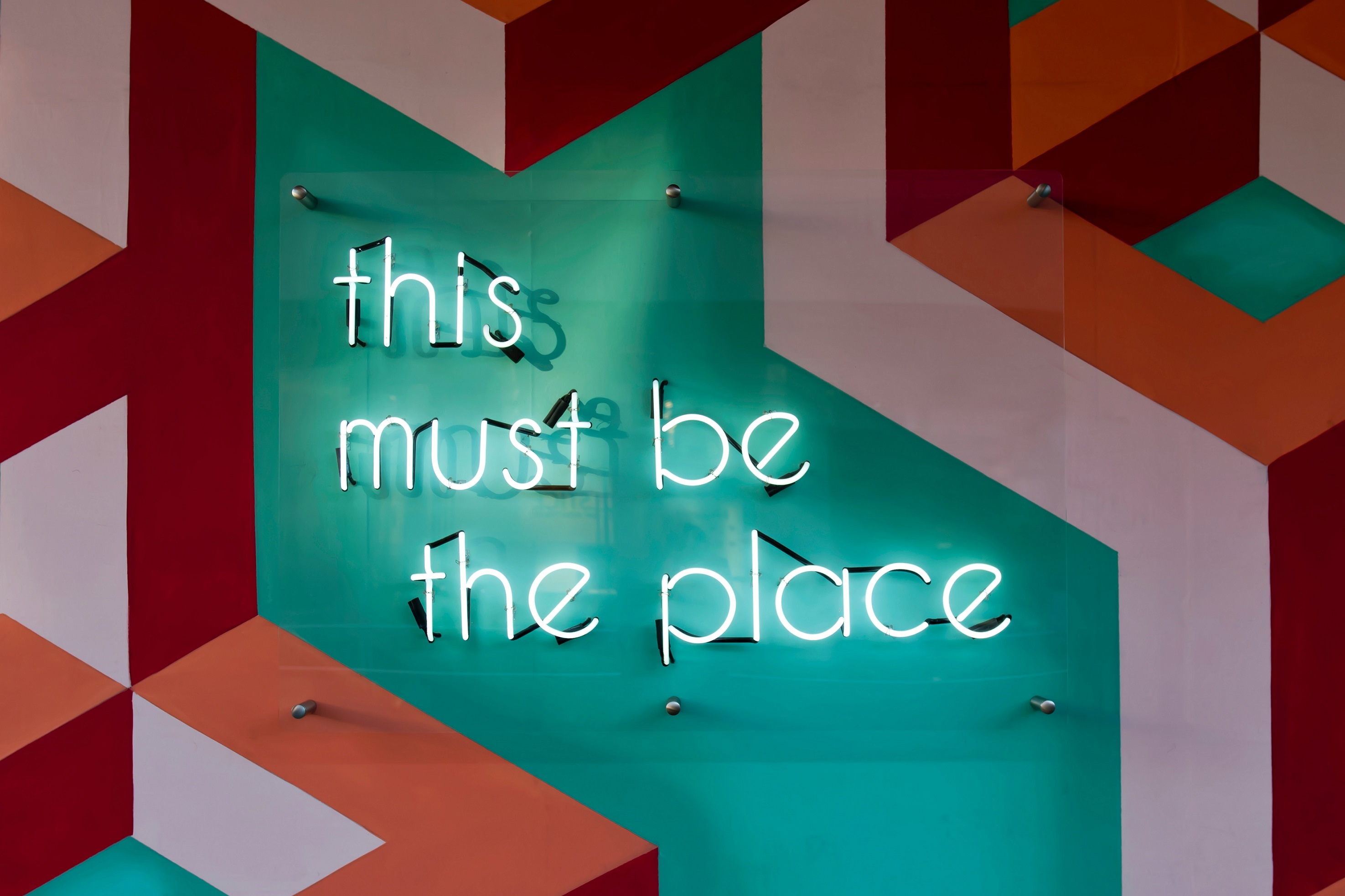 social media horeca – RTM Business – neon – small neon verlichting draagt bij aan social media horeca